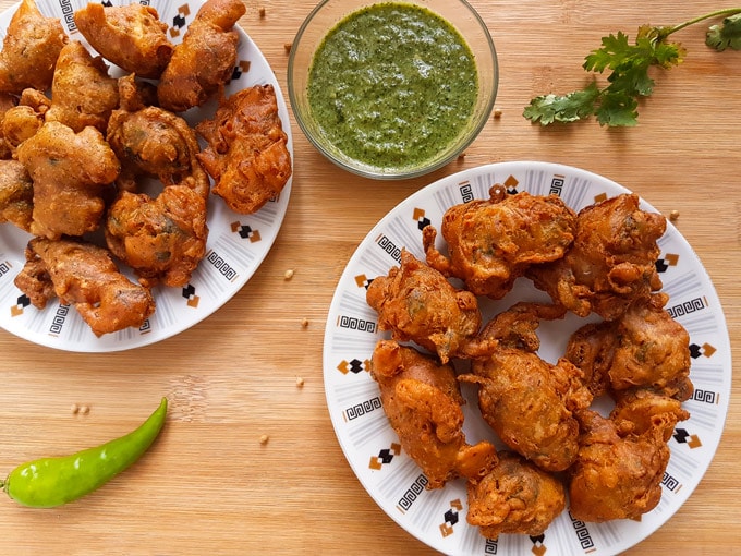 Pakistani Pakora (Potato Fritters, Pakistani Style) | Becky Keeps House This Pakistani pakora recipe makes crunchy, spicy, buttery delicious pakoras (potato fritters). The best you've ever eaten, guaranteed!